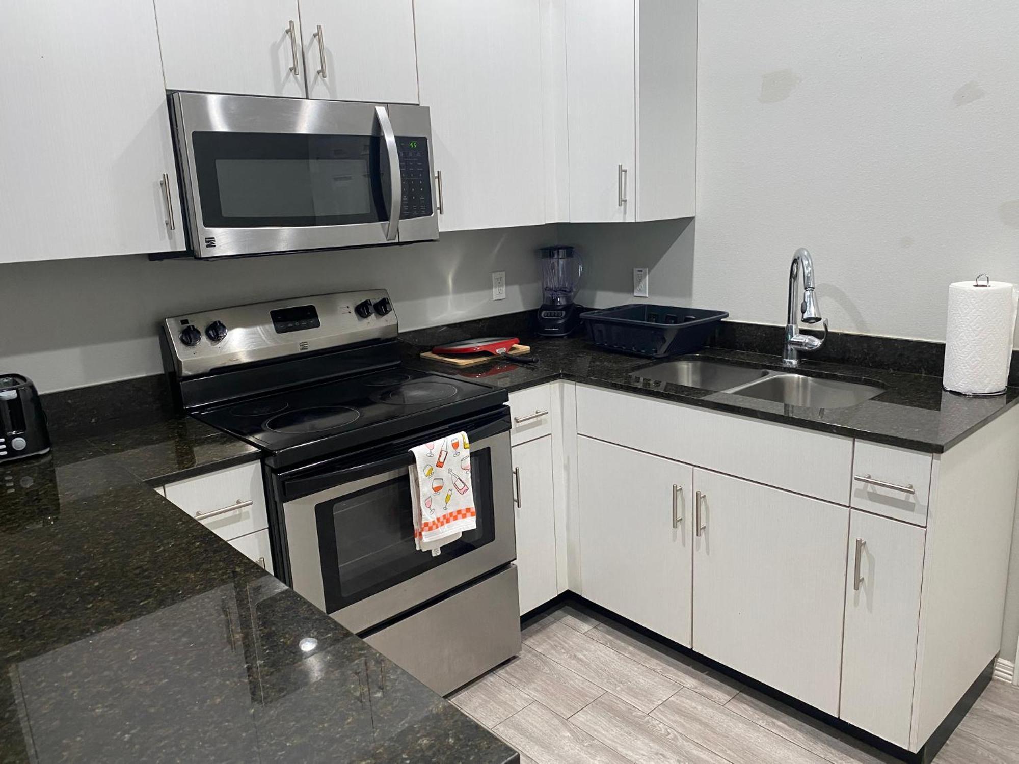 Cozy Getaway With King Bed Near Utrgv Apartment Edinburg Exterior photo