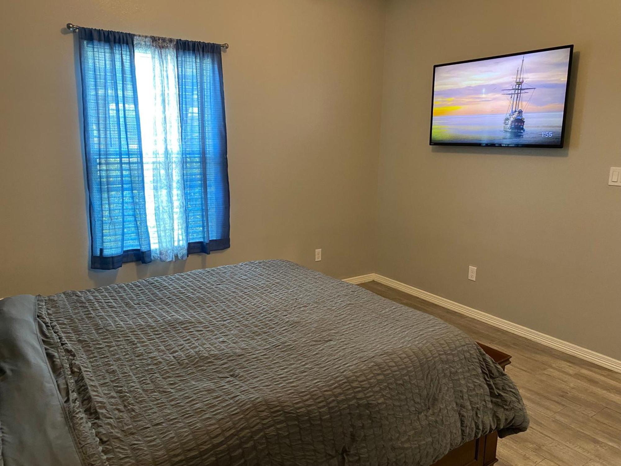Cozy Getaway With King Bed Near Utrgv Apartment Edinburg Exterior photo